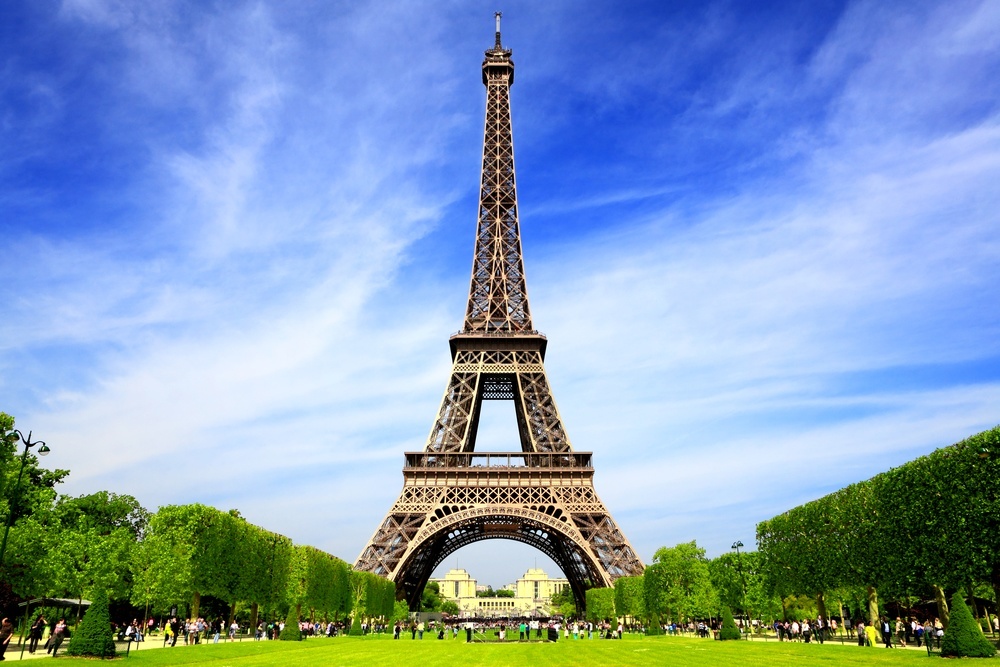 Fransk eiffeltårnet-i-paris-om-sommeren